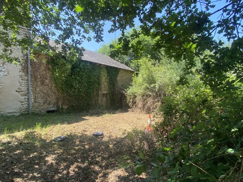 Propriété en pierre à Châteauneuf-la-Forêt avec terrain et dépendances 