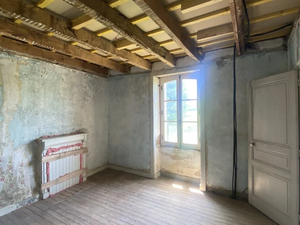 Propriété en pierre à Châteauneuf-la-Forêt avec terrain et dépendances 