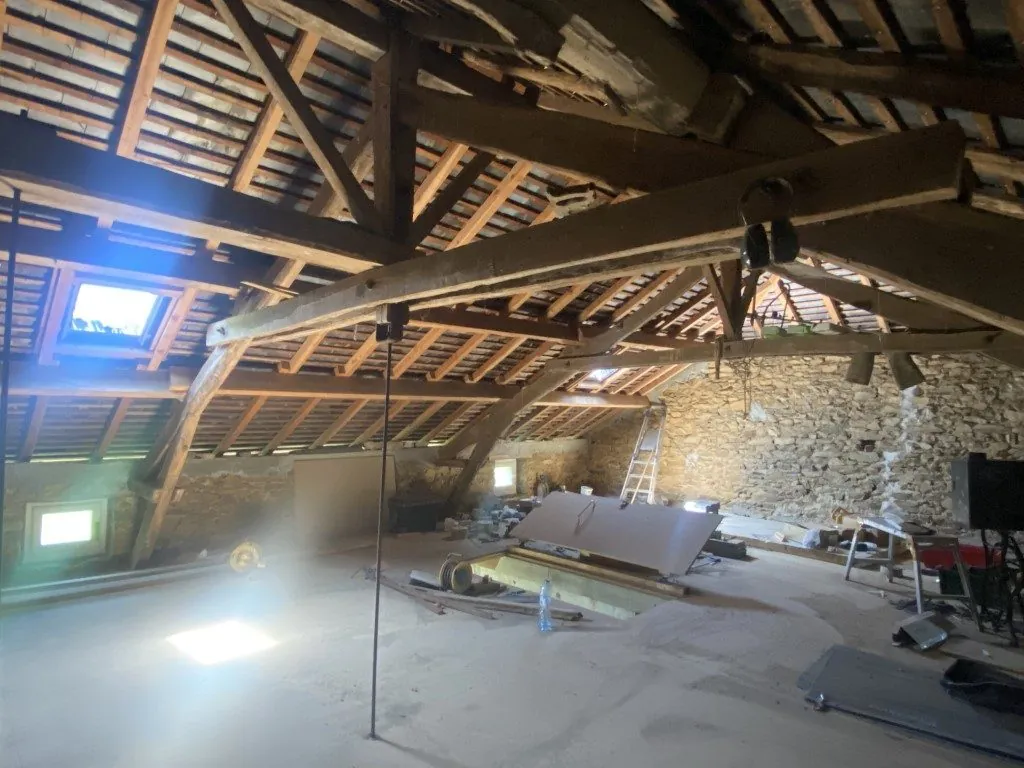Propriété en pierre à Châteauneuf-la-Forêt avec terrain et dépendances 