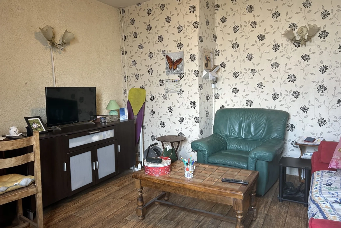 Maison à vendre à Condé-en-Normandie - 2 pièces, 42 m² avec travaux à prévoir 