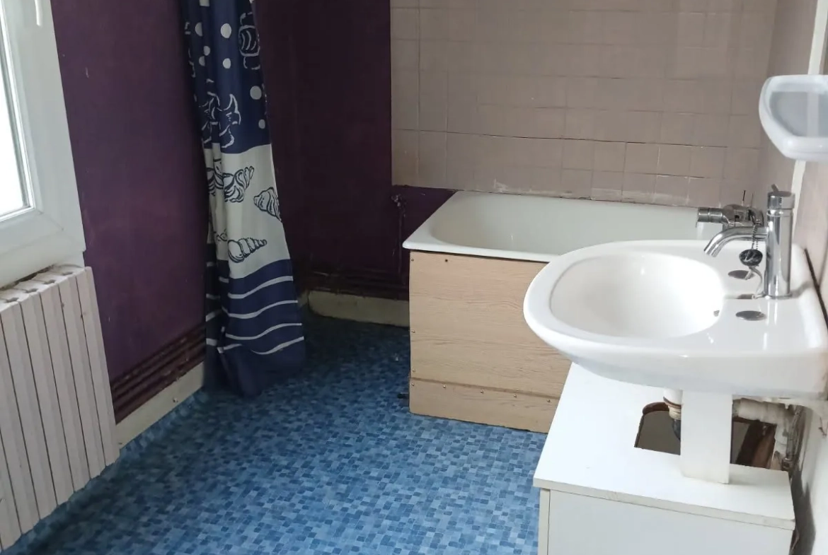 Maison à vendre à Condé-en-Normandie - 2 pièces, 42 m² avec travaux à prévoir 