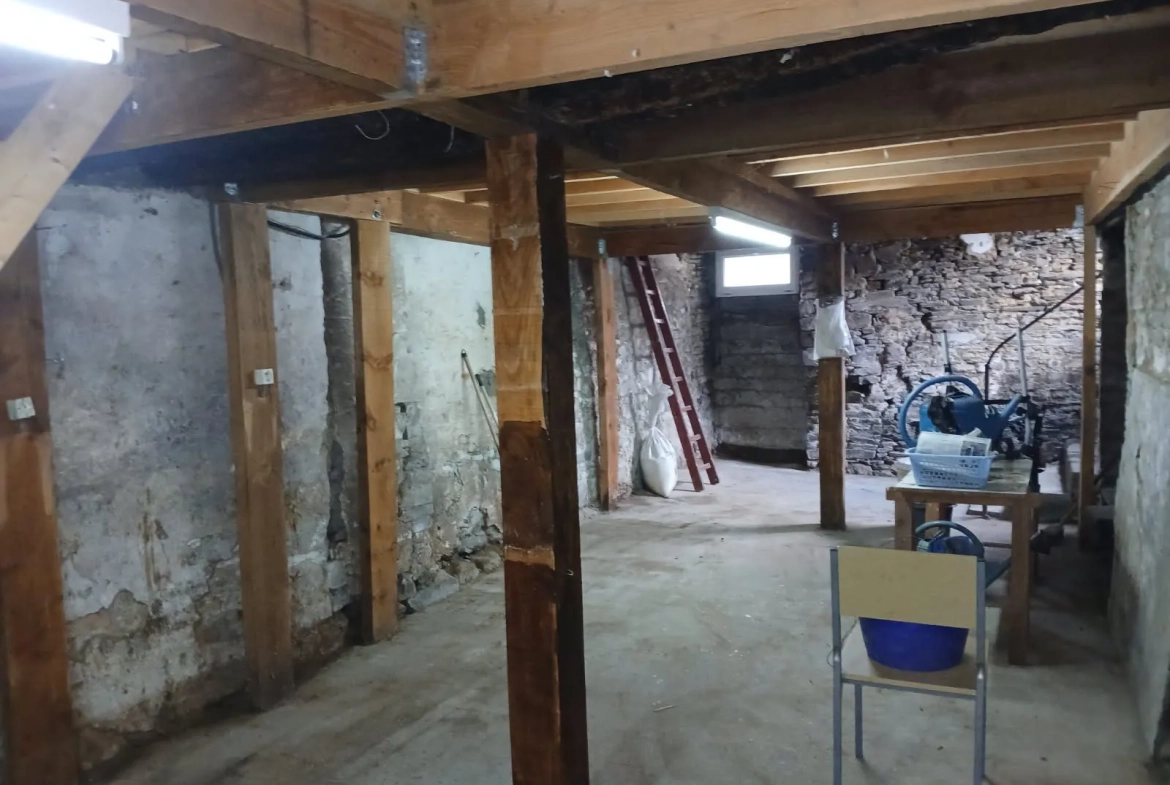Maison à vendre à Condé-en-Normandie - 2 pièces, 42 m² avec travaux à prévoir 