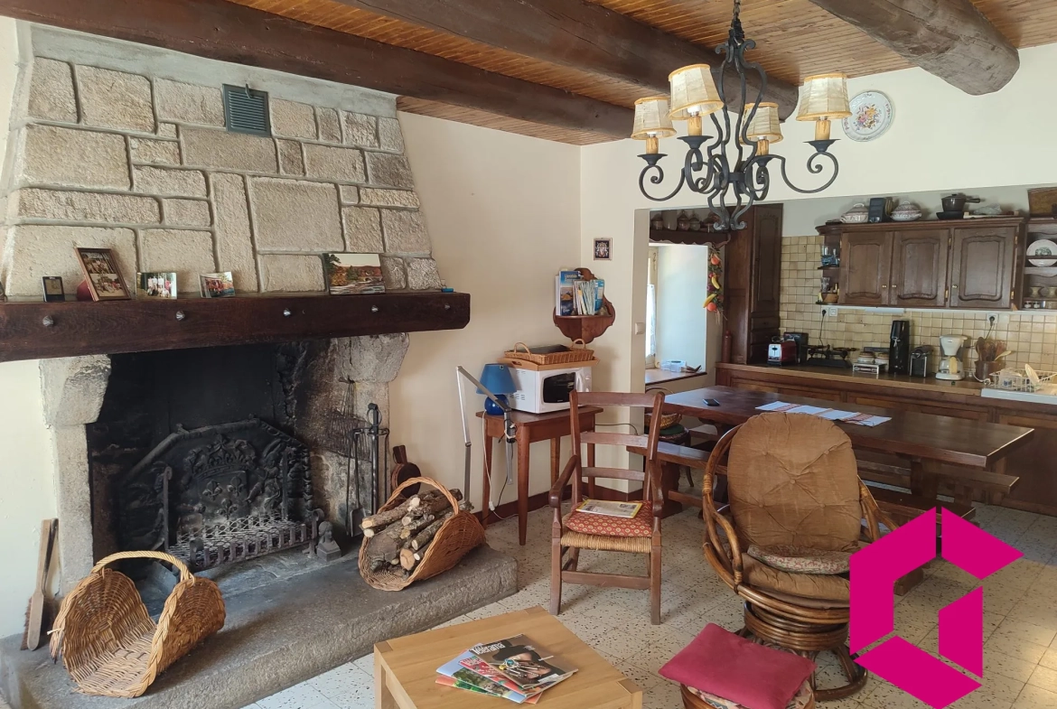 Charmante maison de campagne en pierre avec jardin à Saint-Genès-la-Tourette 