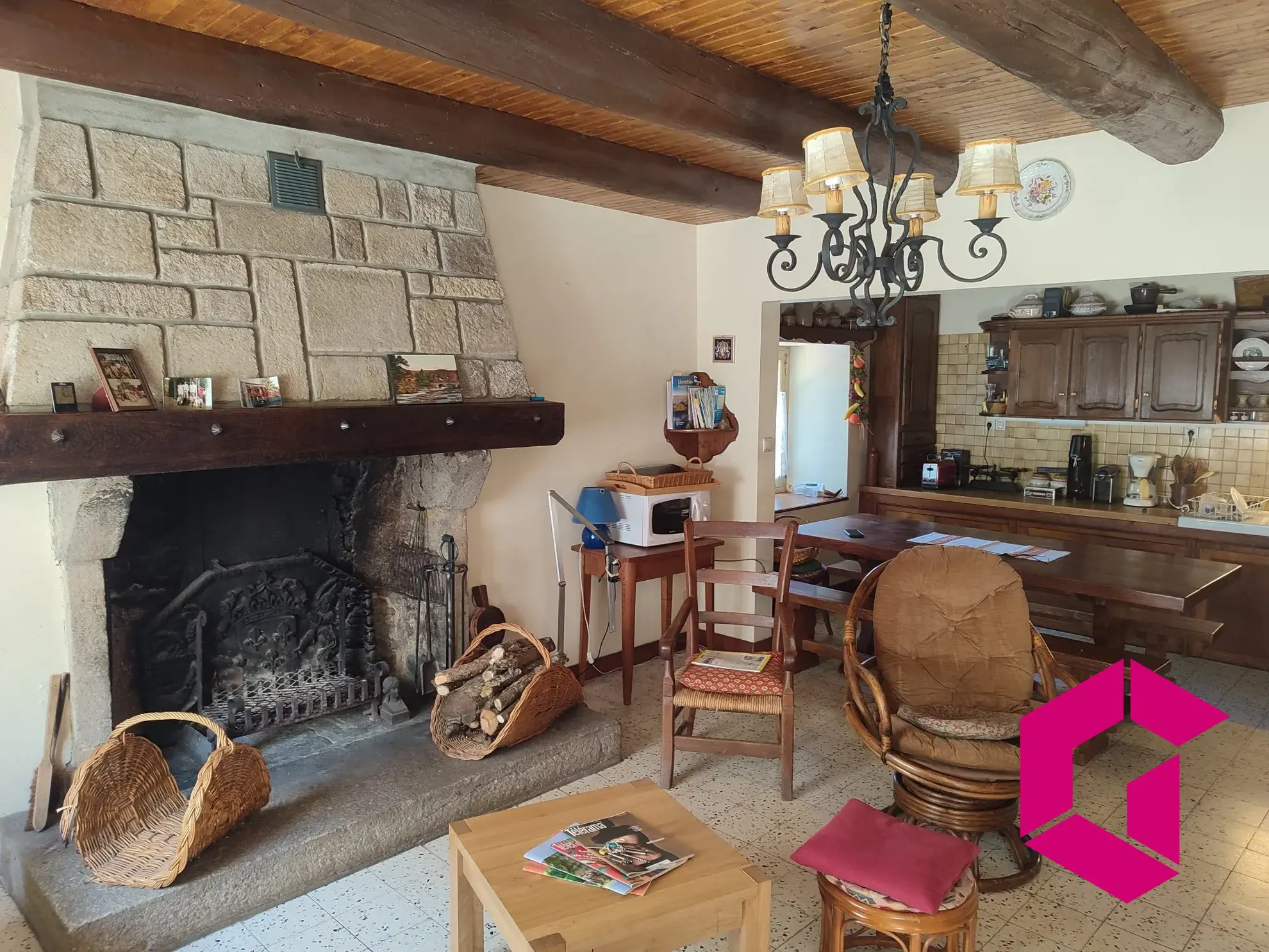 Charmante maison de campagne en pierre avec jardin à Saint-Genès-la-Tourette 