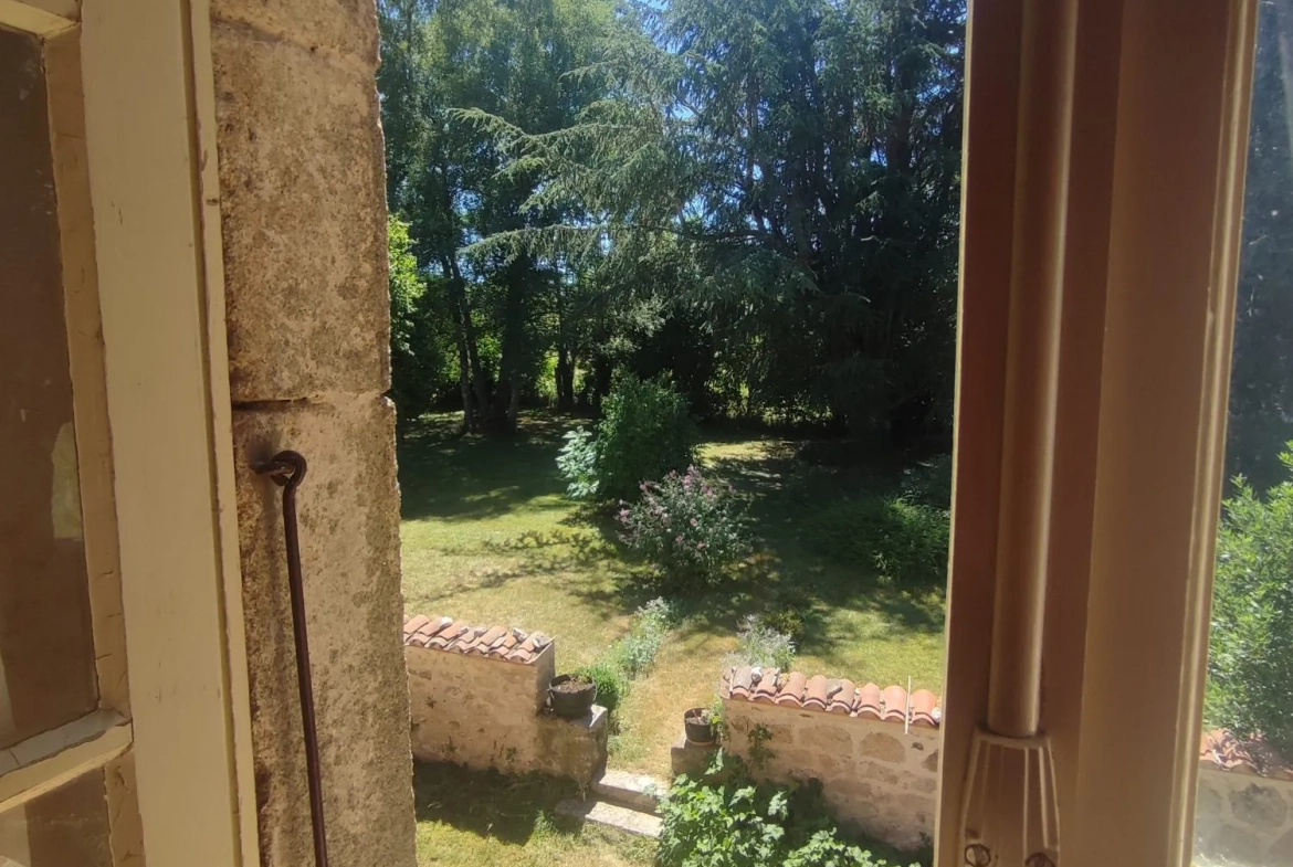 Charmante maison de campagne en pierre avec jardin à Saint-Genès-la-Tourette 