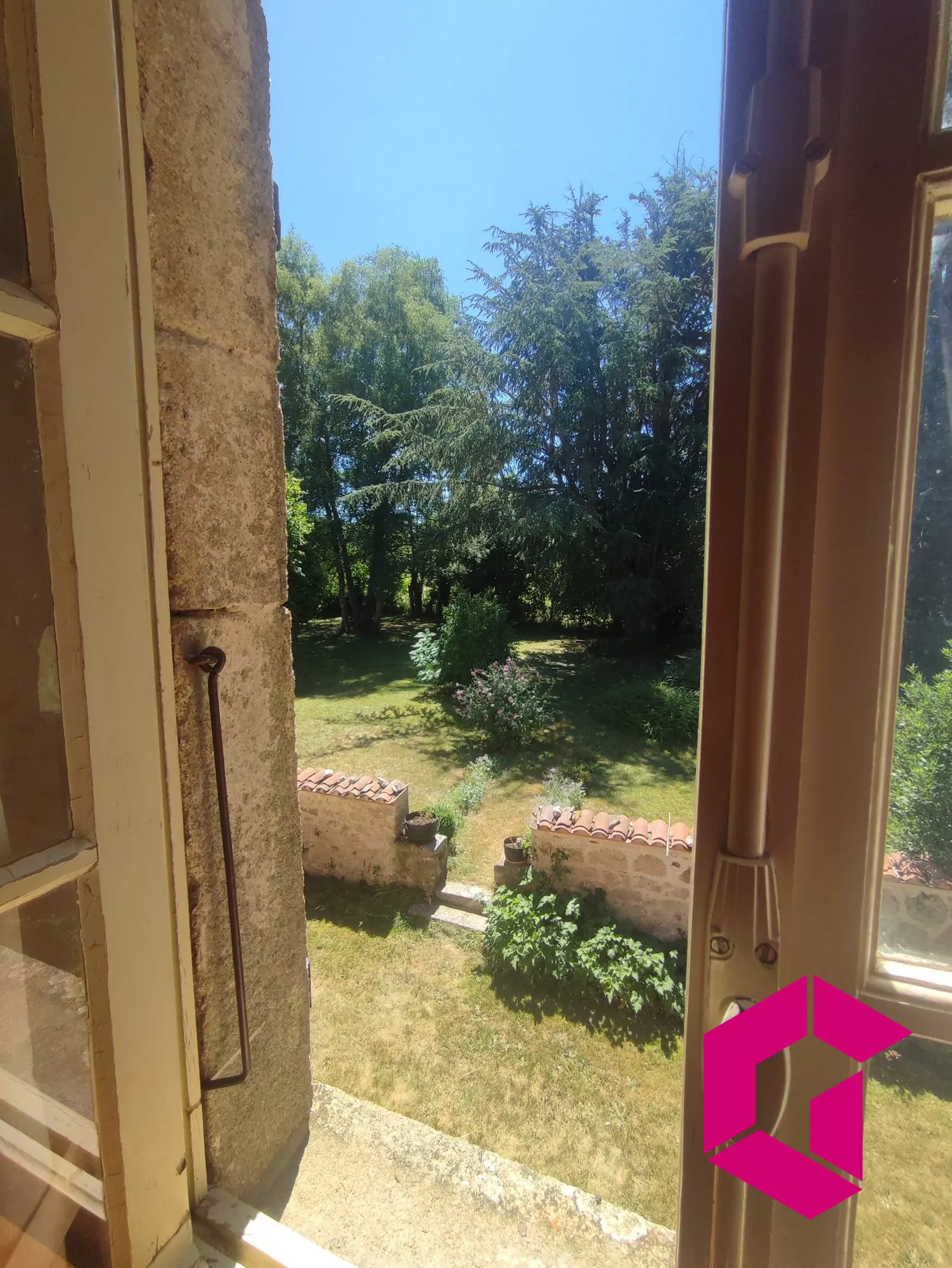 Charmante maison de campagne en pierre avec jardin à Saint-Genès-la-Tourette 