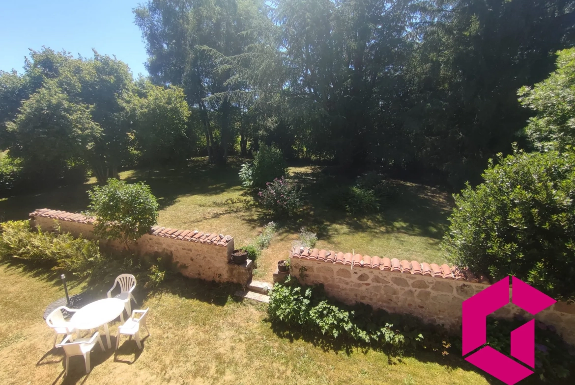 Charmante maison de campagne en pierre avec jardin à Saint-Genès-la-Tourette 