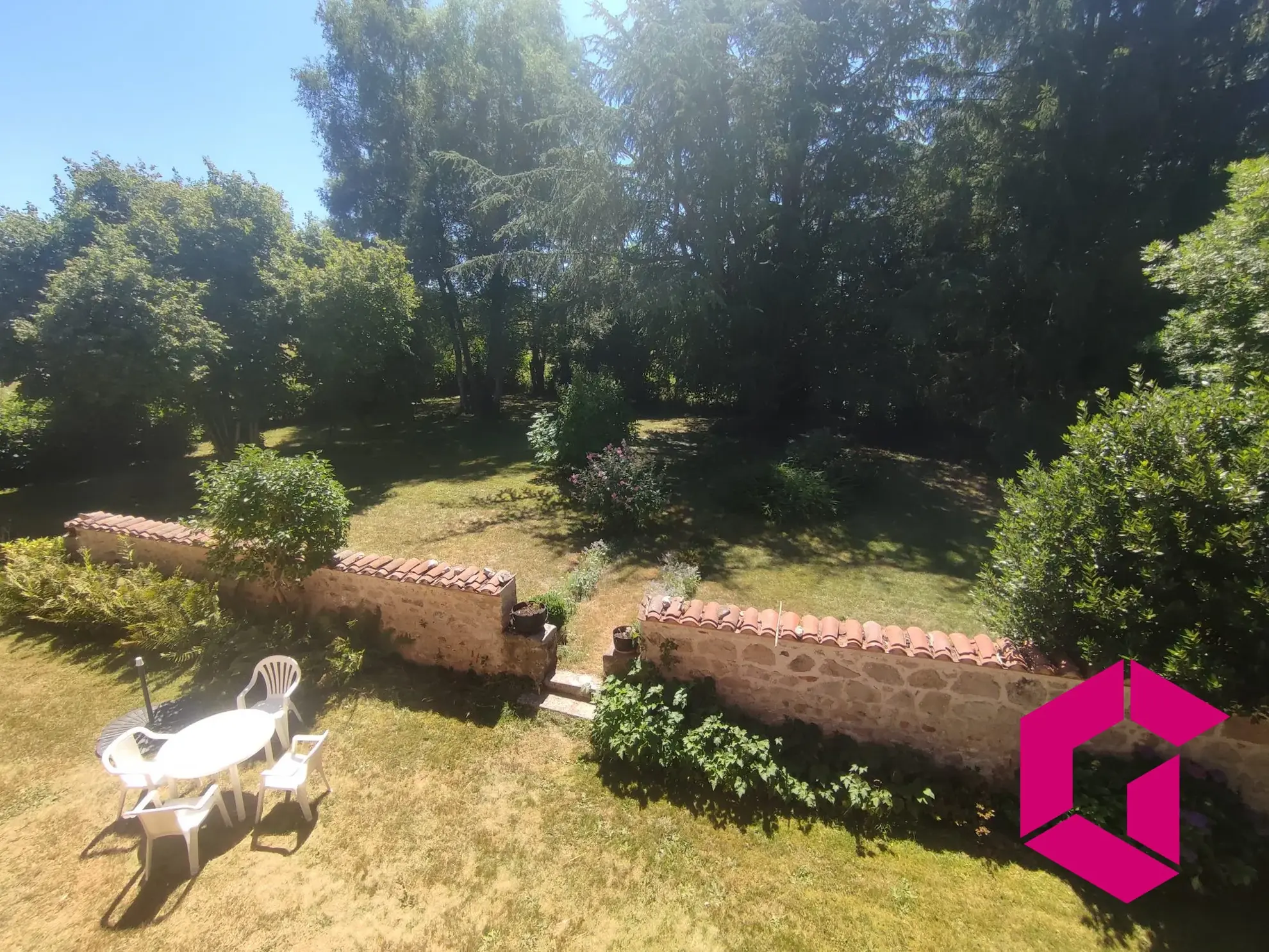 Charmante maison de campagne en pierre avec jardin à Saint-Genès-la-Tourette 