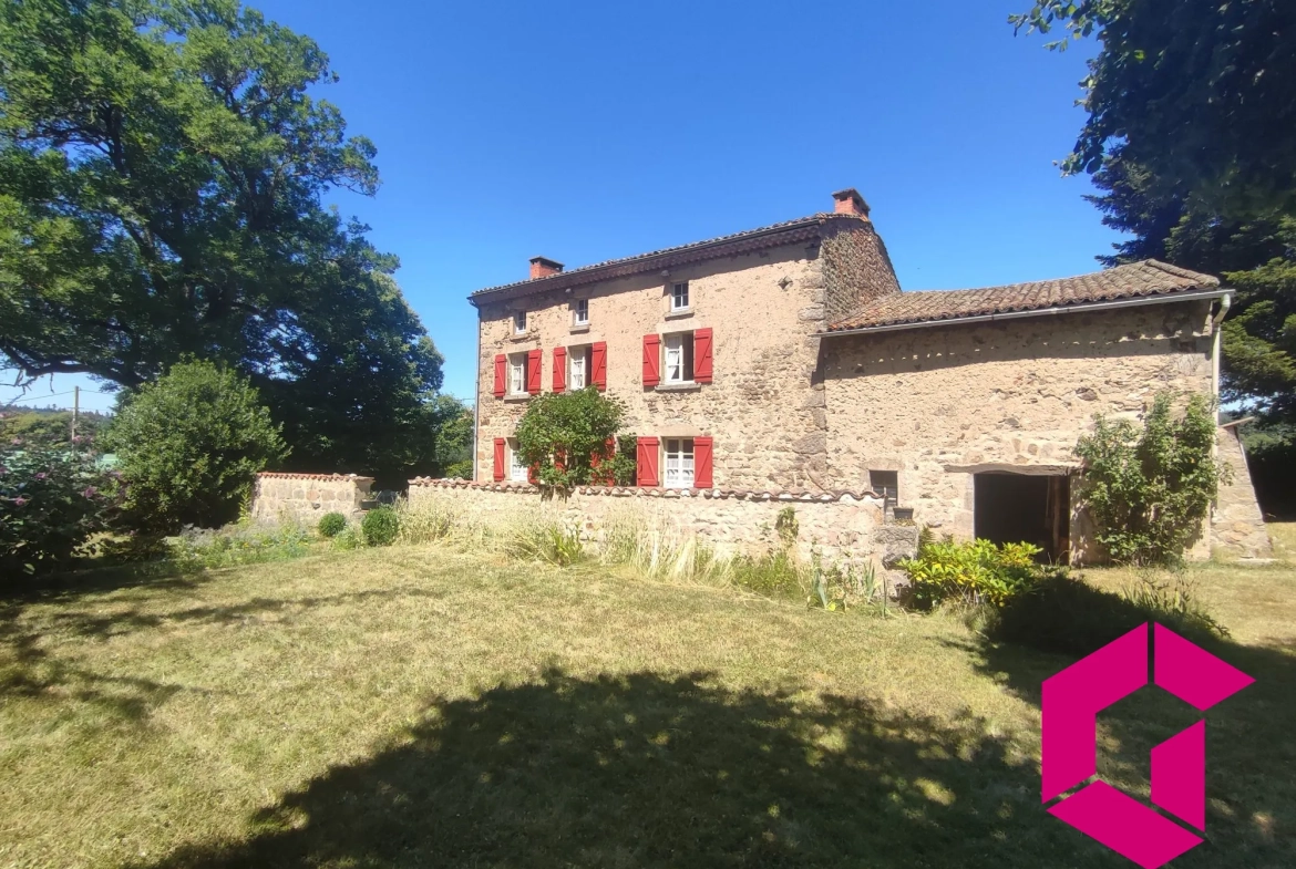 Charmante maison de campagne en pierre avec jardin à Saint-Genès-la-Tourette 