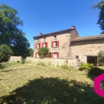 Charmante maison de campagne en pierre avec jardin à Saint-Genès-la-Tourette