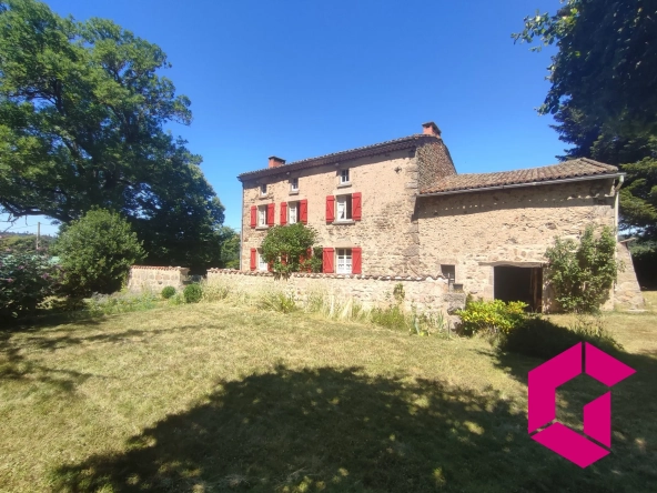Charmante maison de campagne en pierre avec jardin à Saint-Genès-la-Tourette