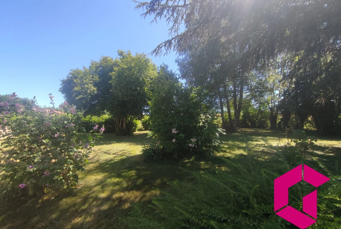 Charmante maison de campagne en pierre avec jardin à Saint-Genès-la-Tourette 