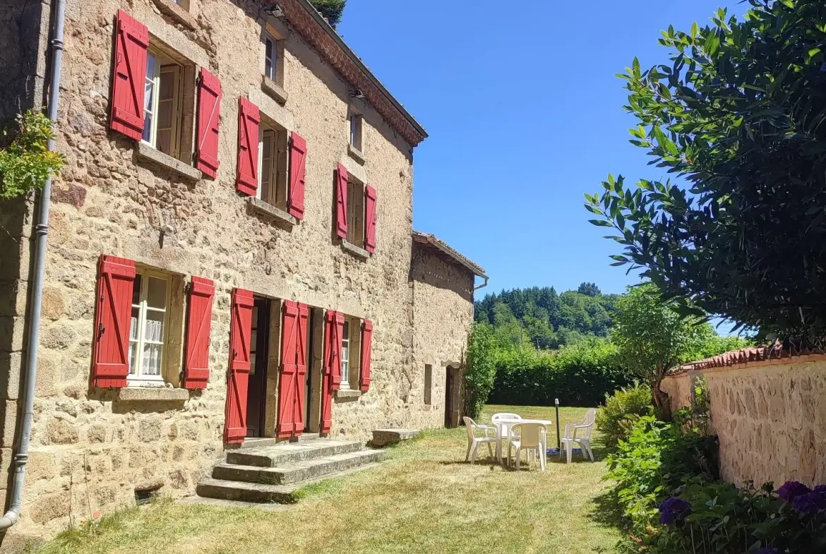 Charmante maison de campagne en pierre avec jardin à Saint-Genès-la-Tourette 
