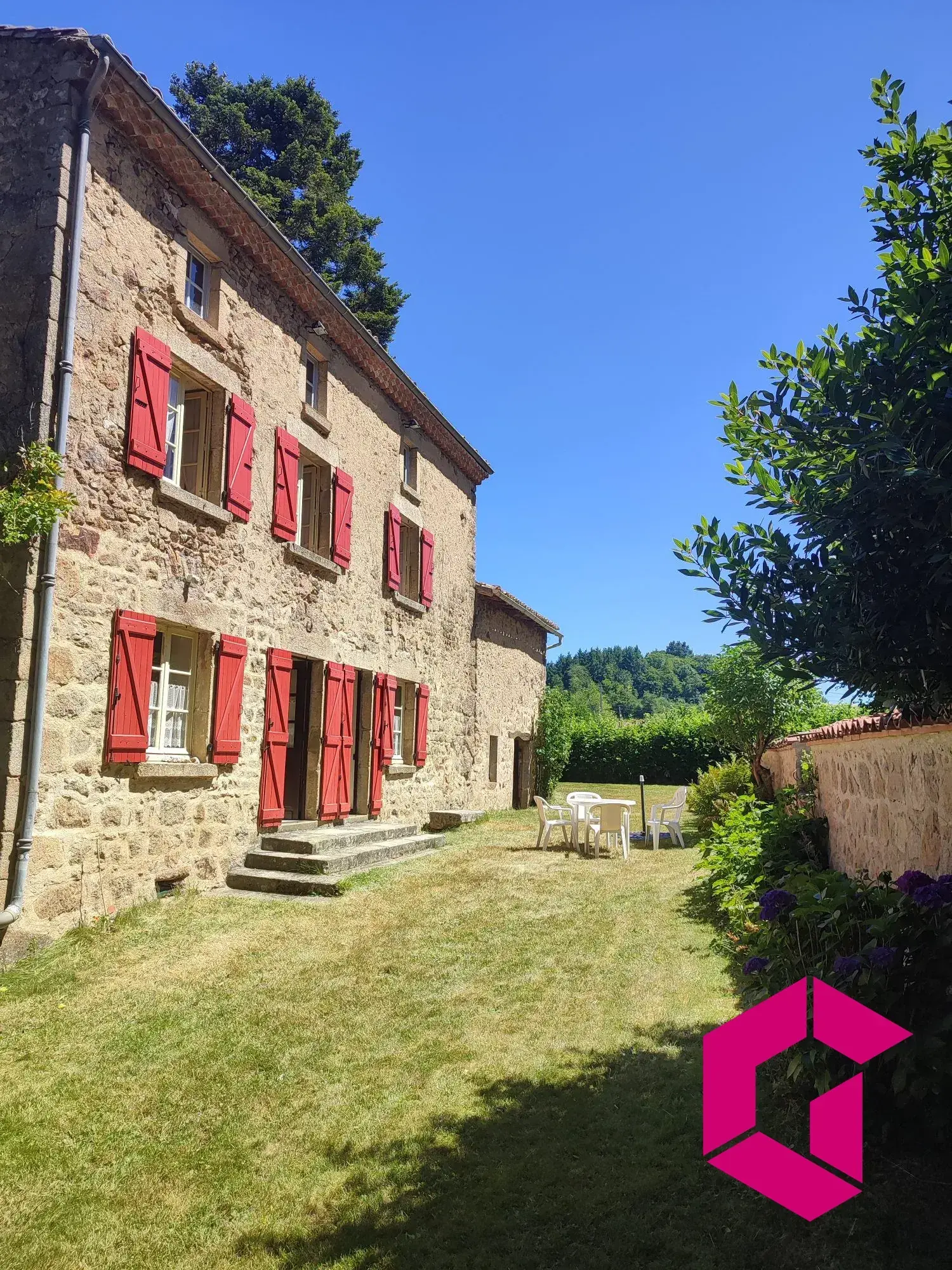 Charmante maison de campagne en pierre avec jardin à Saint-Genès-la-Tourette 