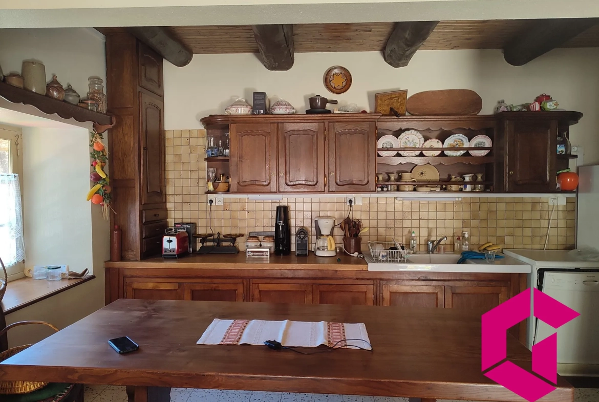 Charmante maison de campagne en pierre avec jardin à Saint-Genès-la-Tourette 