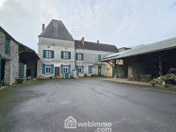 Ancienne ferme à rénover de 264 m² avec dépendances à La Chapelle-la-Reine