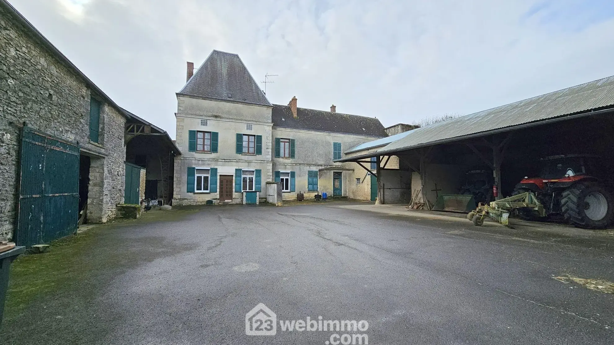 Ancienne ferme à rénover de 264 m² avec dépendances à La Chapelle-la-Reine 