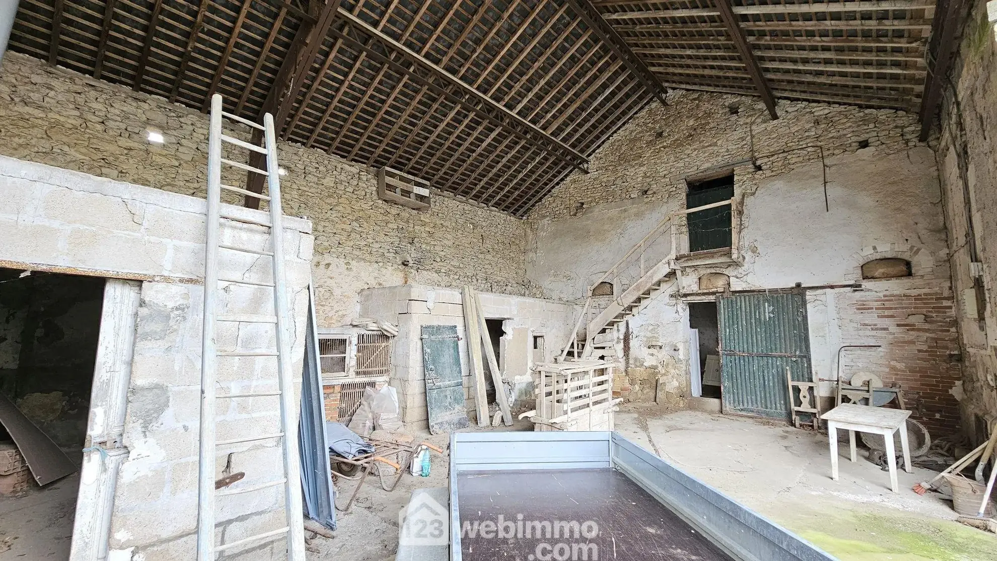 Ancienne ferme à rénover de 264 m² avec dépendances à La Chapelle-la-Reine 