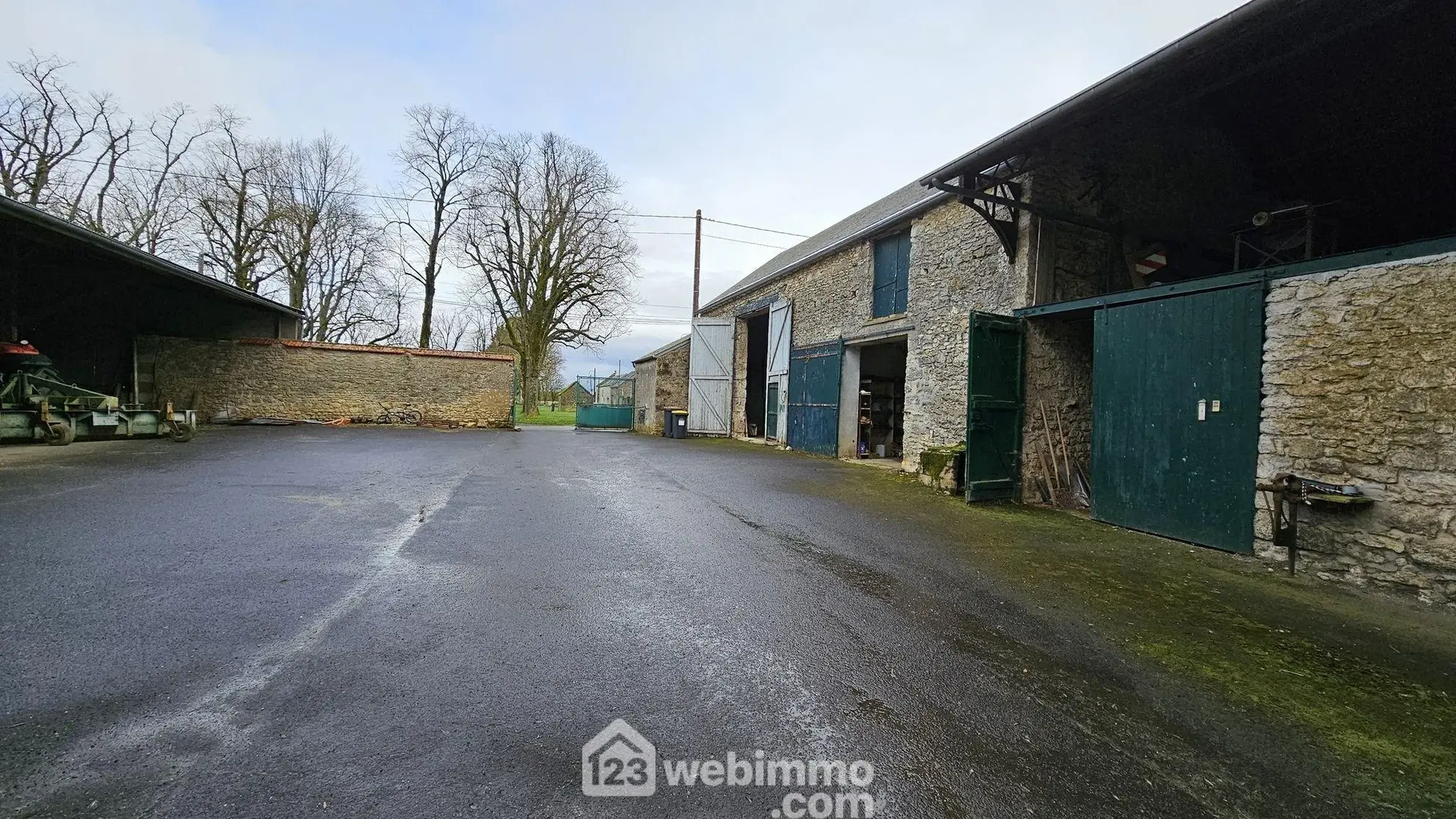 Ancienne ferme à rénover de 264 m² avec dépendances à La Chapelle-la-Reine 