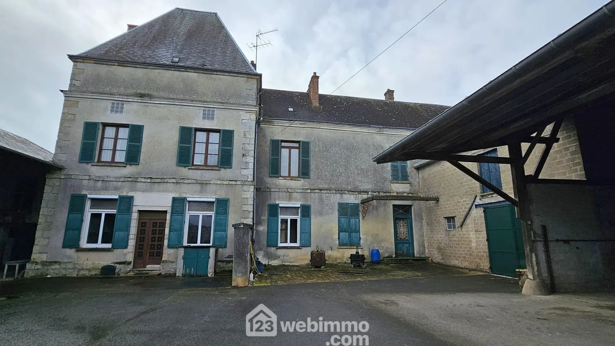 Ancienne ferme à rénover de 264 m² avec dépendances à La Chapelle-la-Reine 