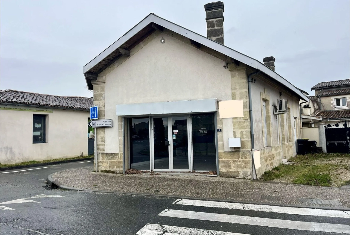 Vitrine commerciale de 50 m² à Listrac-Médoc, emplacement stratégique sur la route départementale 215 