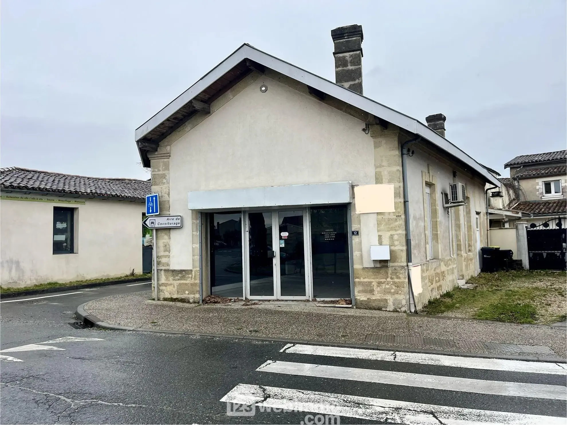 Vitrine commerciale de 50 m² à Listrac-Médoc, emplacement stratégique sur la route départementale 215 