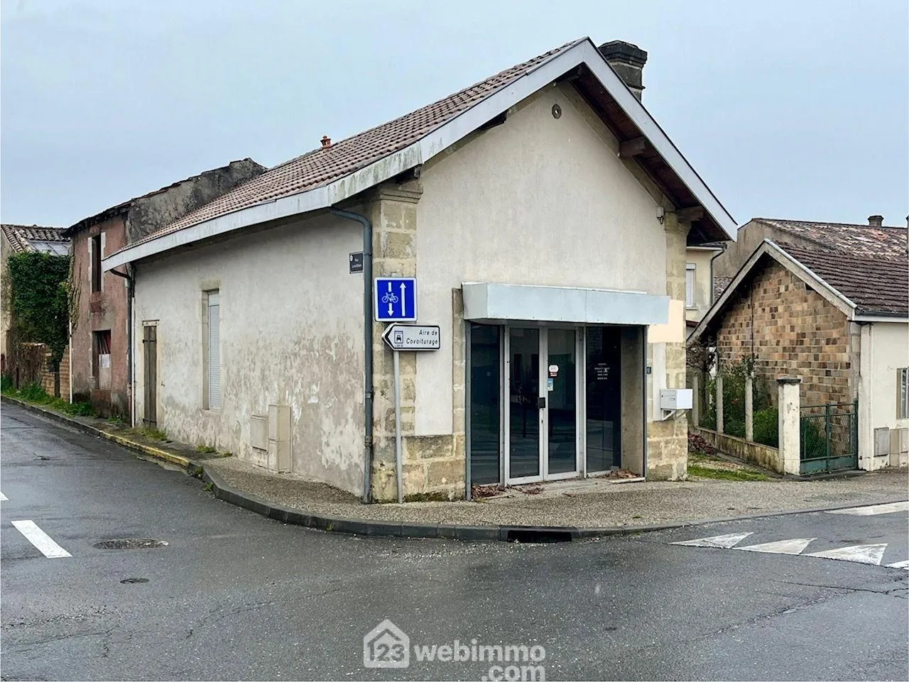 Vitrine commerciale de 50 m² à Listrac-Médoc, emplacement stratégique sur la route départementale 215 