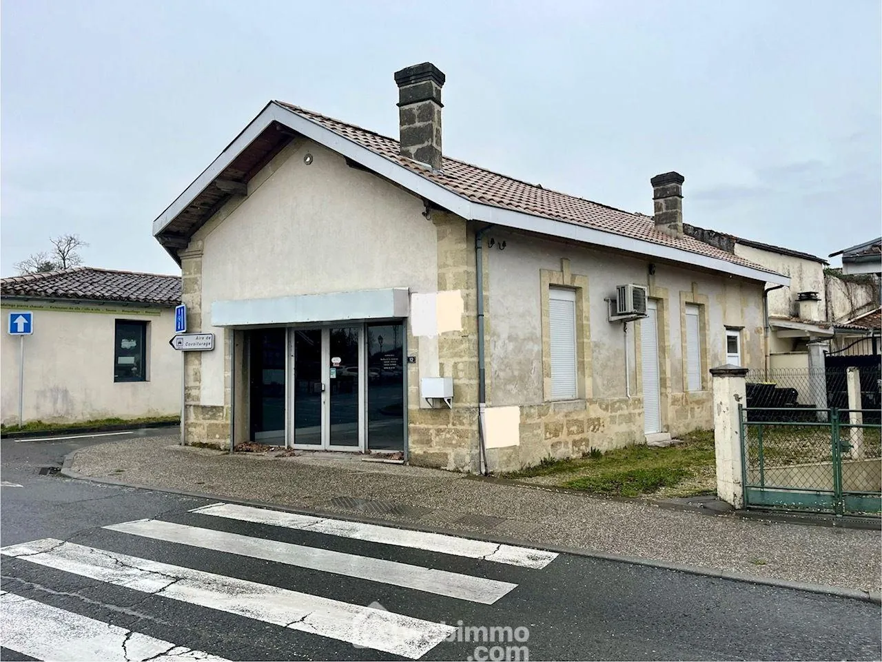 Vitrine commerciale de 50 m² à Listrac-Médoc, emplacement stratégique sur la route départementale 215 