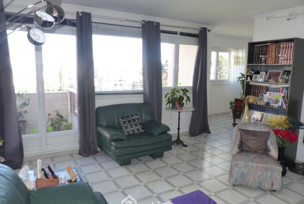 Appartement de 99 m² à Bihorel avec 3 chambres, résidence sécurisée et parking 