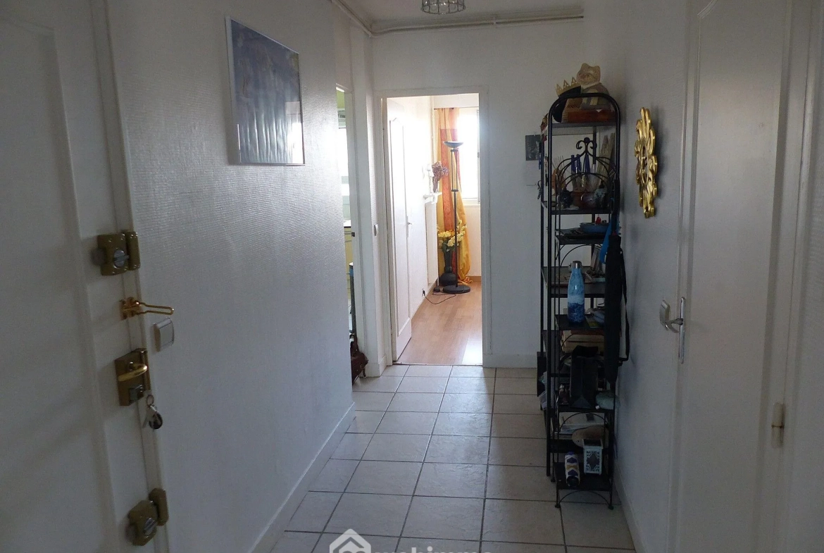 Appartement de 99 m² à Bihorel avec 3 chambres, résidence sécurisée et parking 