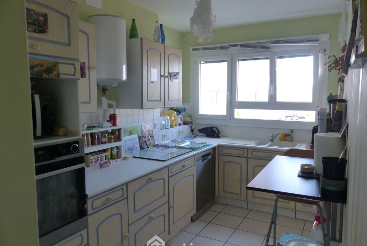 Appartement de 99 m² à Bihorel avec 3 chambres, résidence sécurisée et parking 
