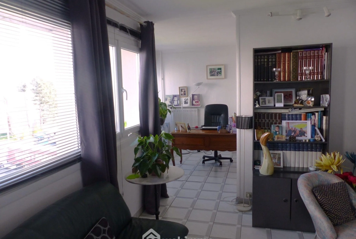 Appartement de 99 m² à Bihorel avec 3 chambres, résidence sécurisée et parking 