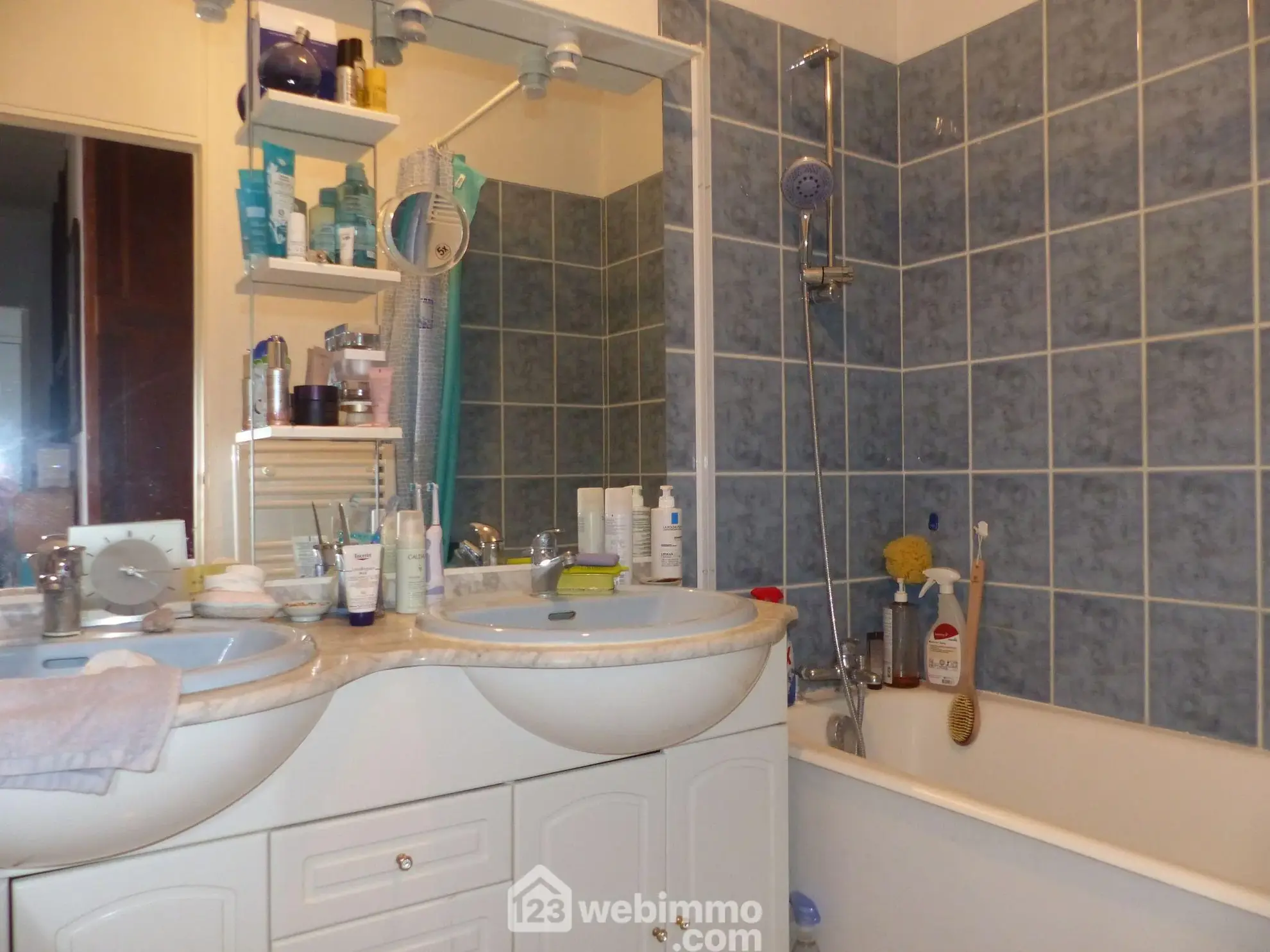 Appartement de 99 m² à Bihorel avec 3 chambres, résidence sécurisée et parking 
