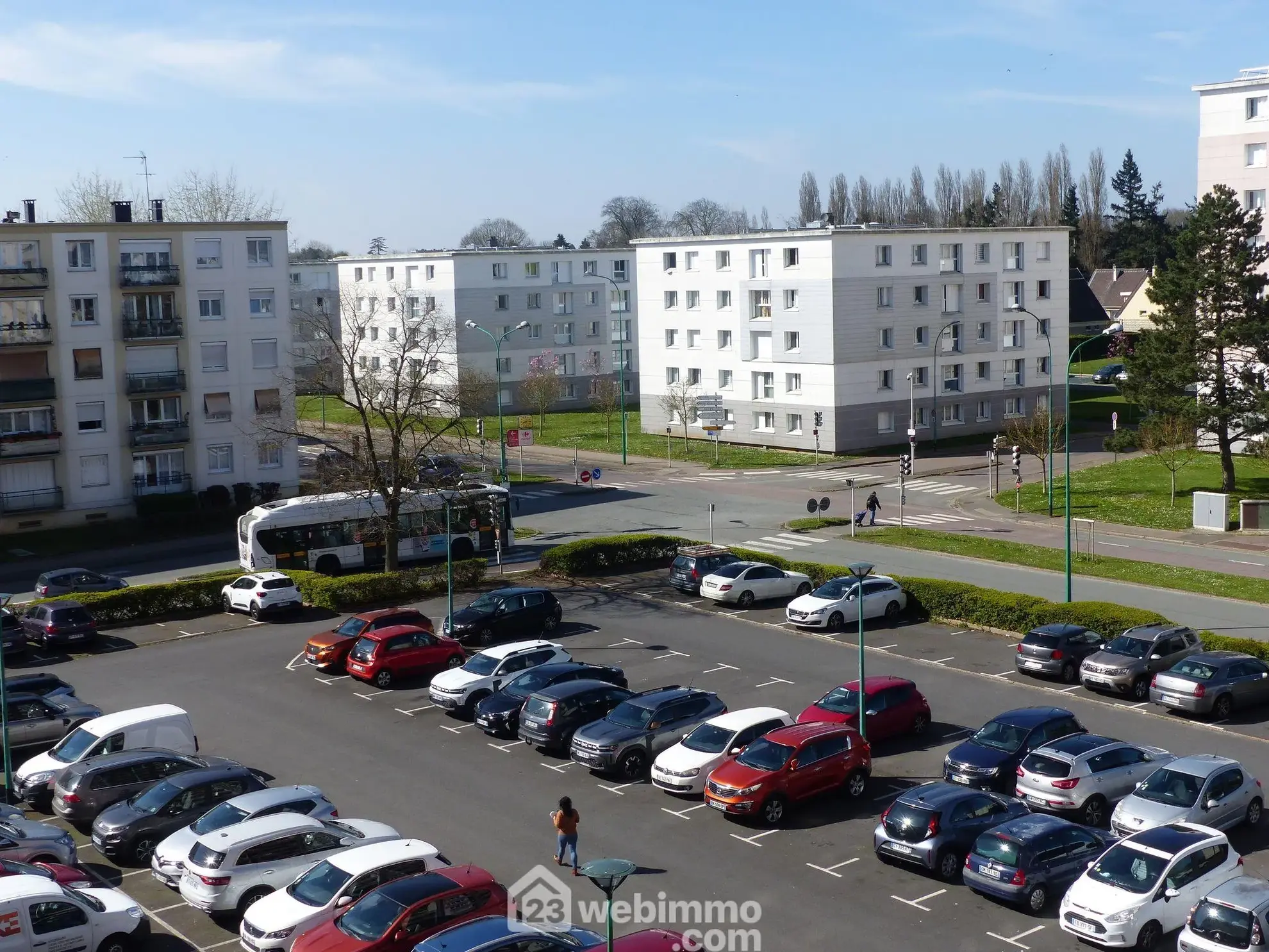 Appartement de 99 m² à Bihorel avec 3 chambres, résidence sécurisée et parking 