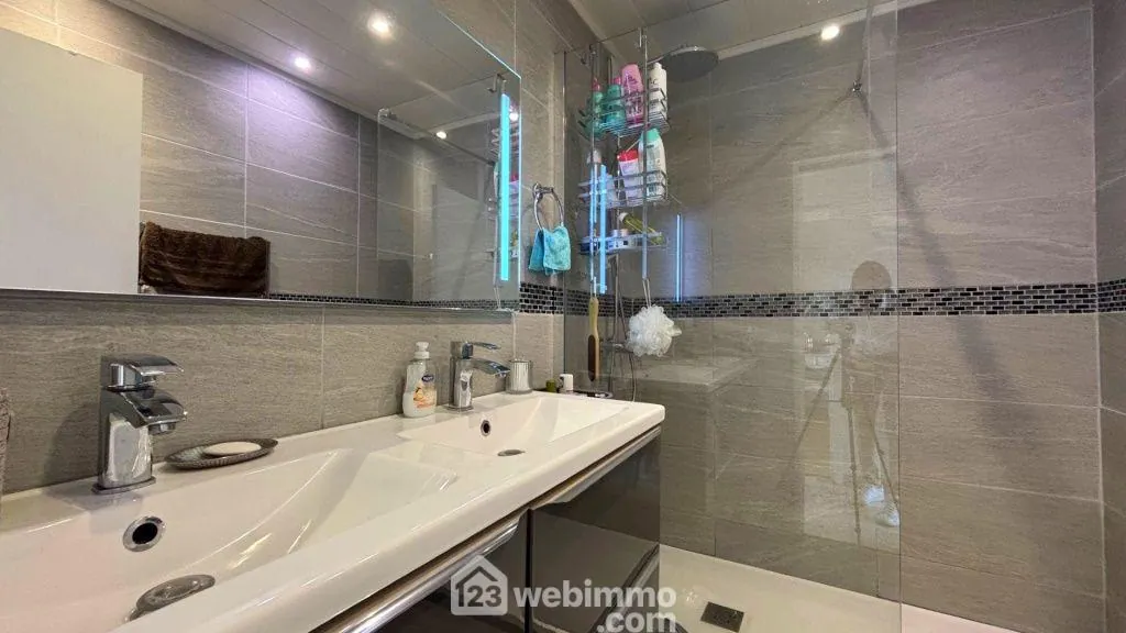 Appartement 3 pièces de 71 m² au Cannet avec parking et cave 