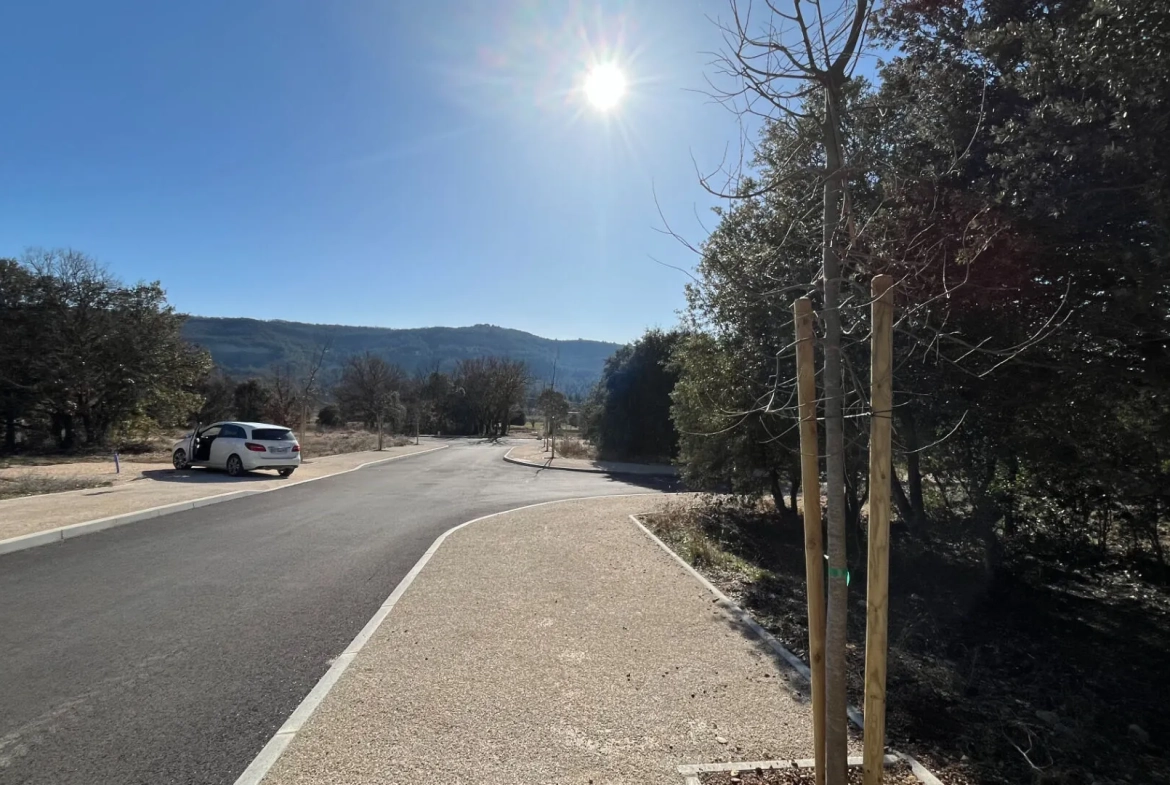 Terrain constructible de 865 m² à Rustrel avec vue sur le Colorado Provençal 