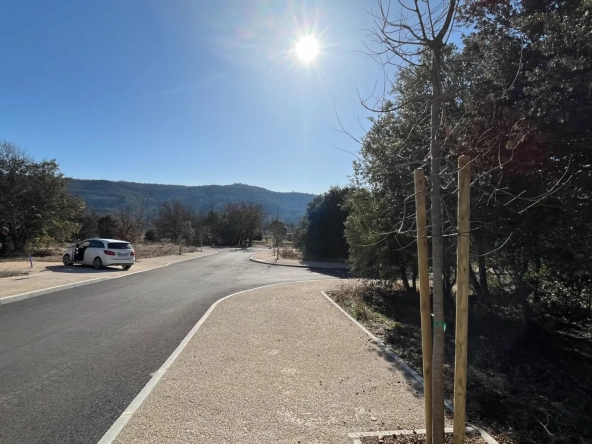 Terrain constructible de 865 m² à Rustrel avec vue sur le Colorado Provençal