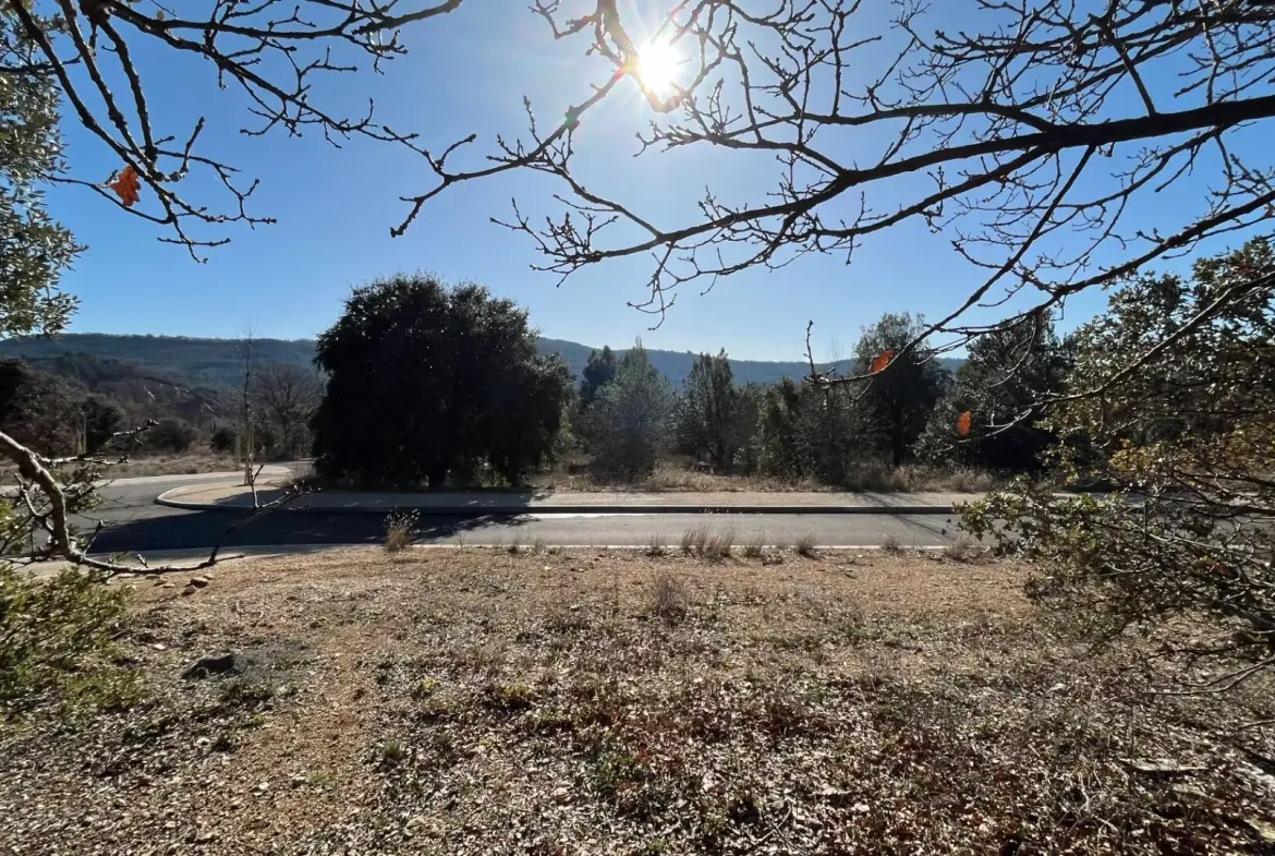 Terrain constructible de 865 m² à Rustrel avec vue sur le Colorado Provençal 