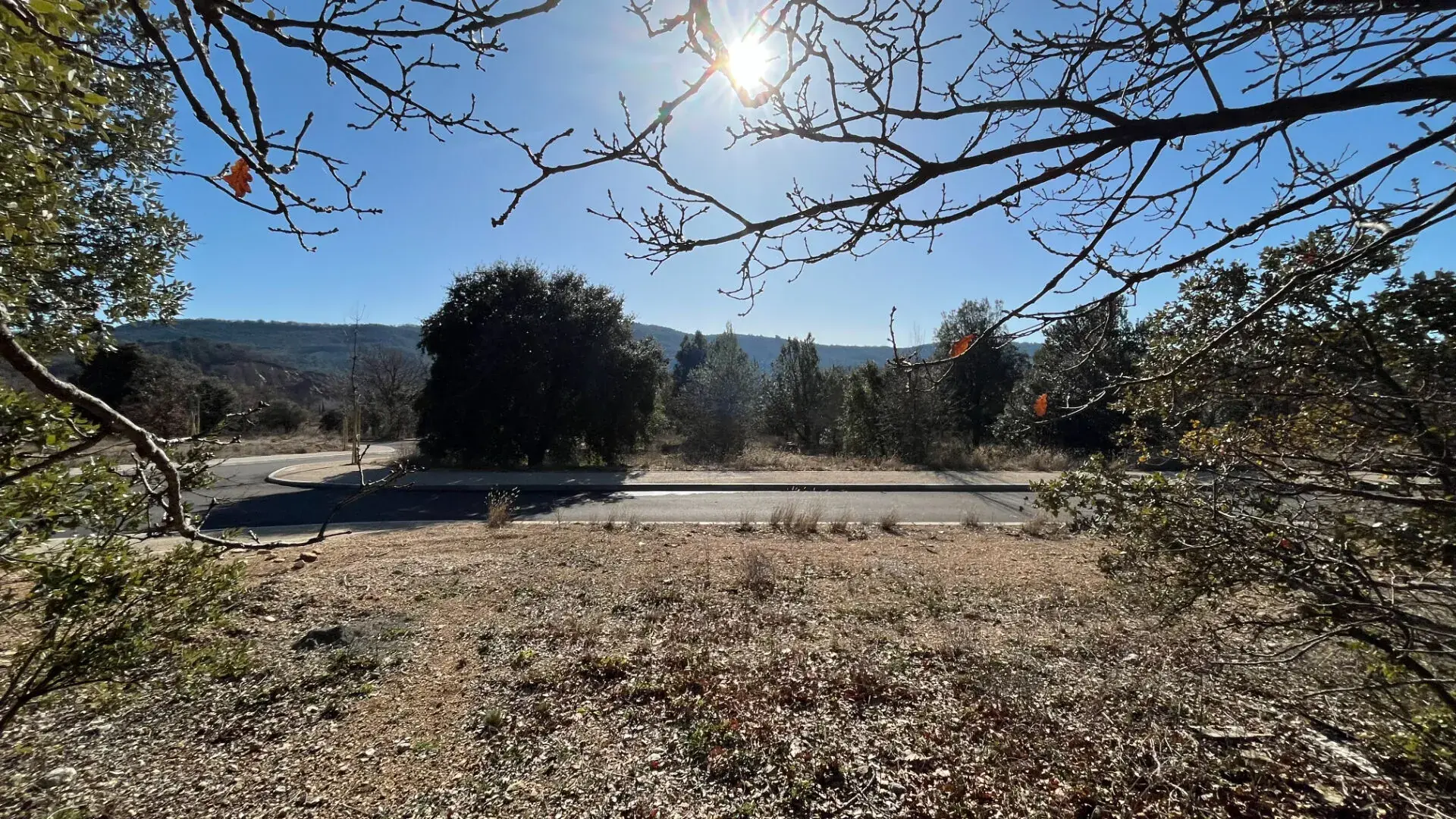 Terrain constructible de 865 m² à Rustrel avec vue sur le Colorado Provençal 