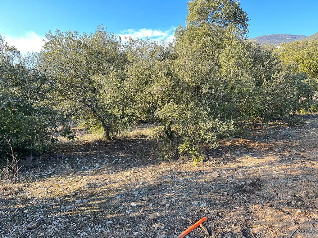 Terrain constructible de 865 m² à Rustrel avec vue sur le Colorado Provençal 