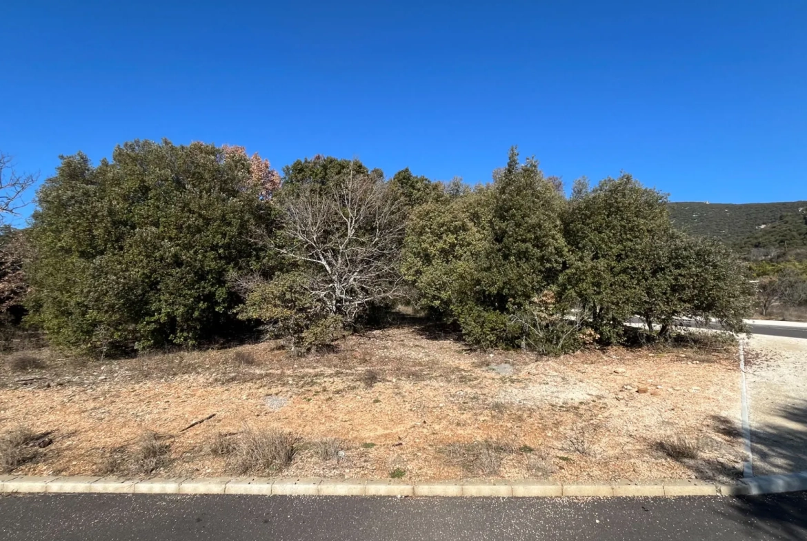 Terrain constructible de 865 m² à Rustrel avec vue sur le Colorado Provençal 