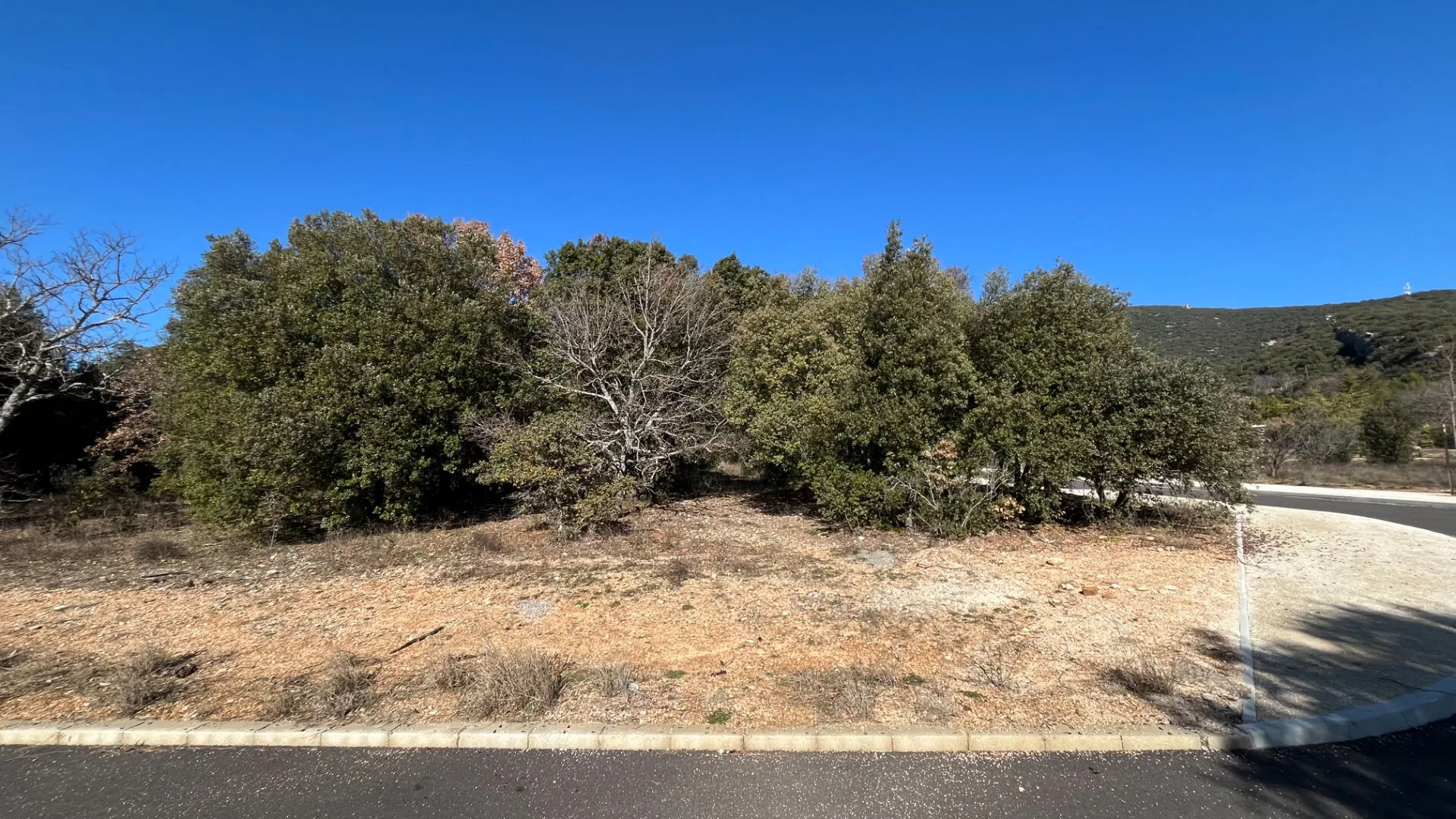 Terrain constructible de 865 m² à Rustrel avec vue sur le Colorado Provençal 