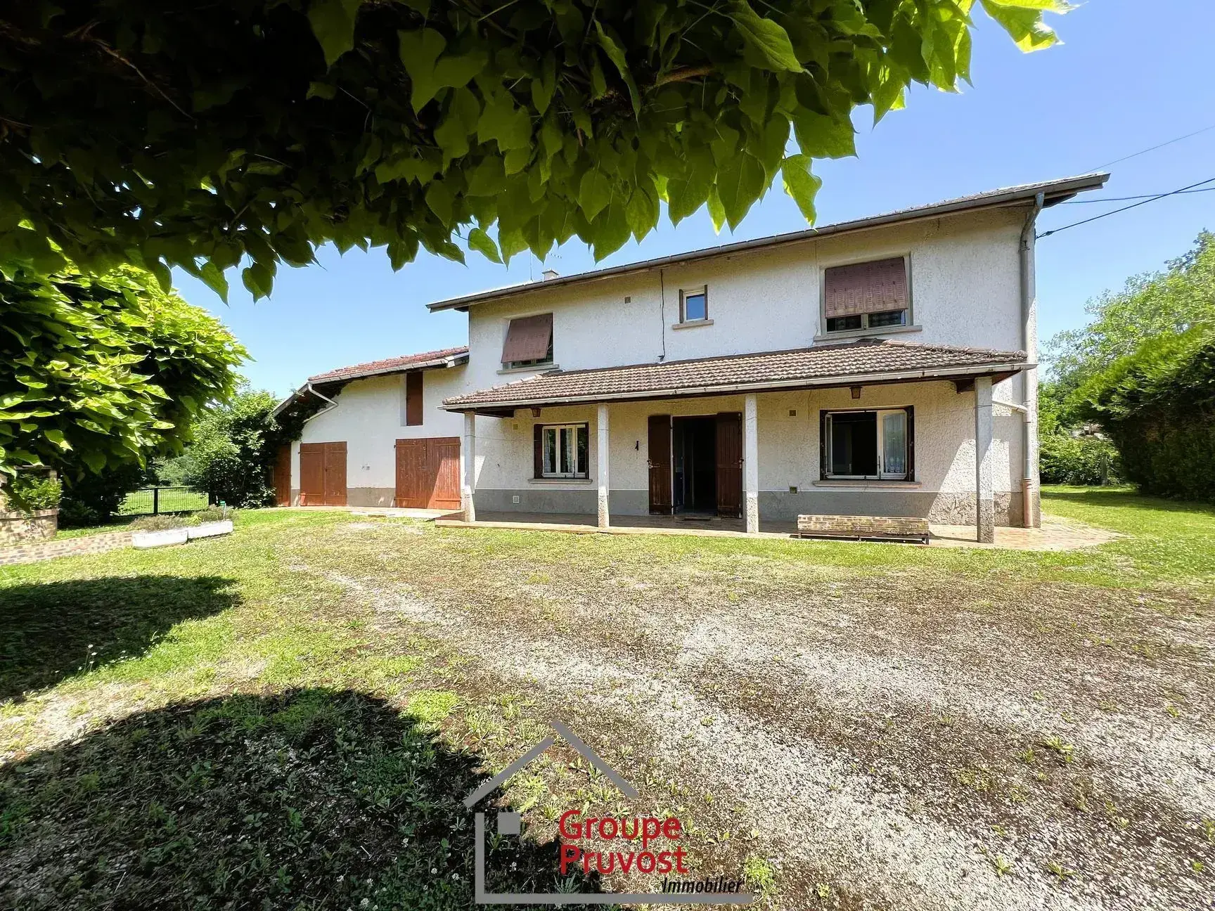 Maison familiale avec grands terrains constructibles à Saint Etienne sur Reyssouze 