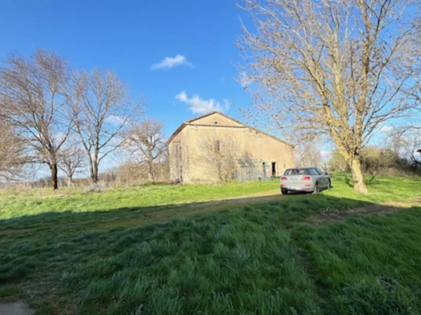 Ferme à rénover avec dépendances et grand espace en pleine campagne près de Réalmont