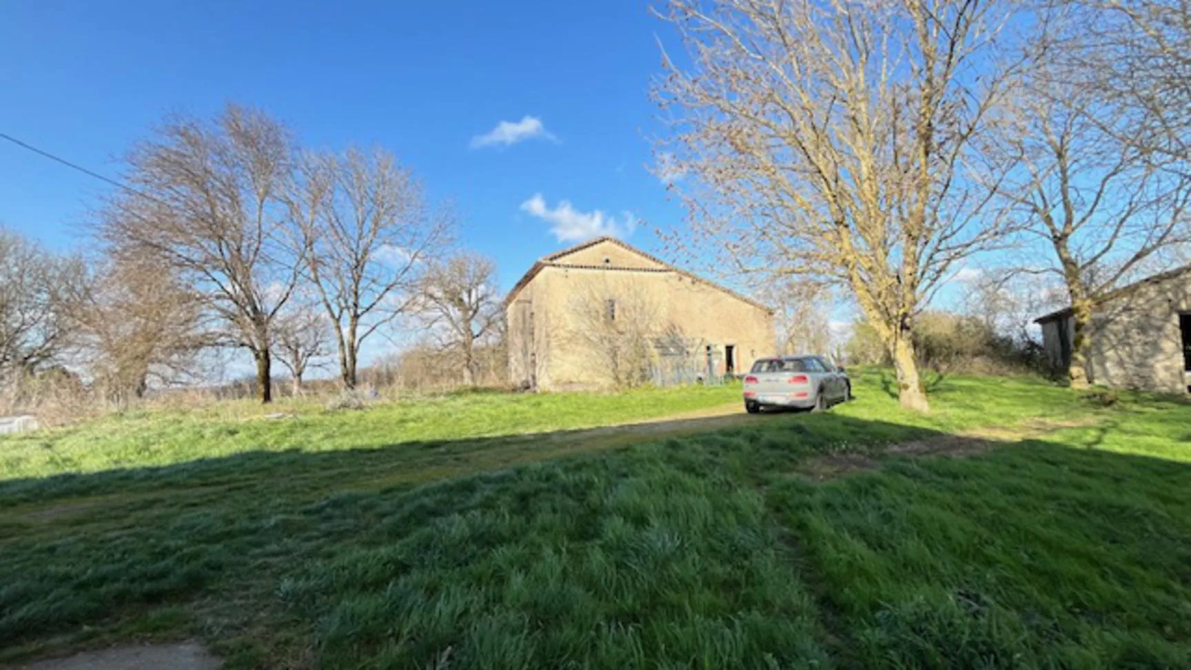 Ferme à rénover avec dépendances et grand espace en pleine campagne près de Réalmont 