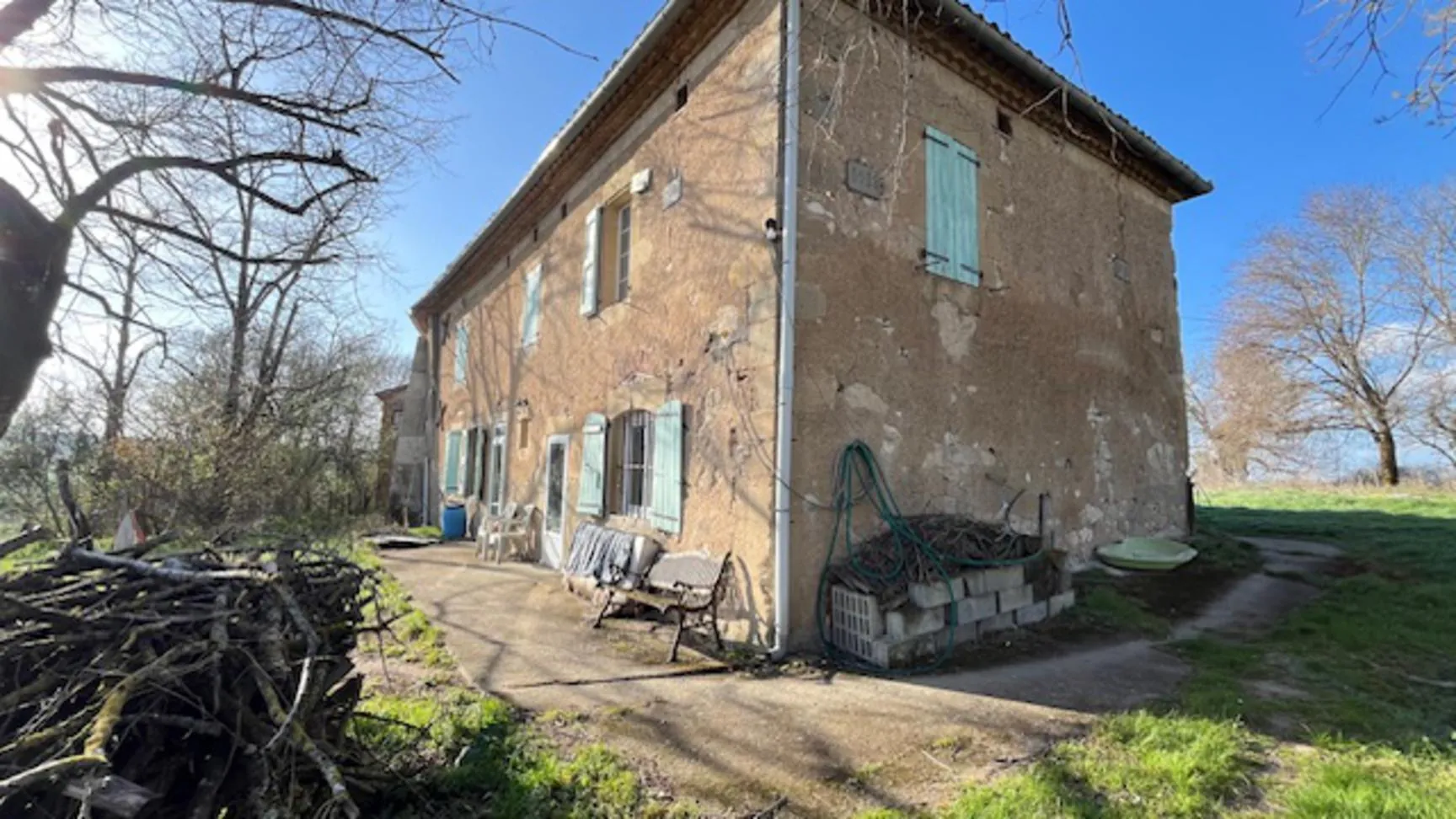 Ferme à rénover avec dépendances et grand espace en pleine campagne près de Réalmont 