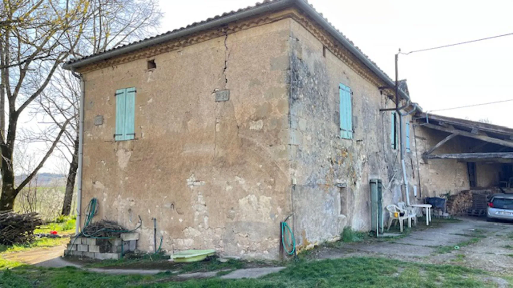 Ferme à rénover avec dépendances et grand espace en pleine campagne près de Réalmont 