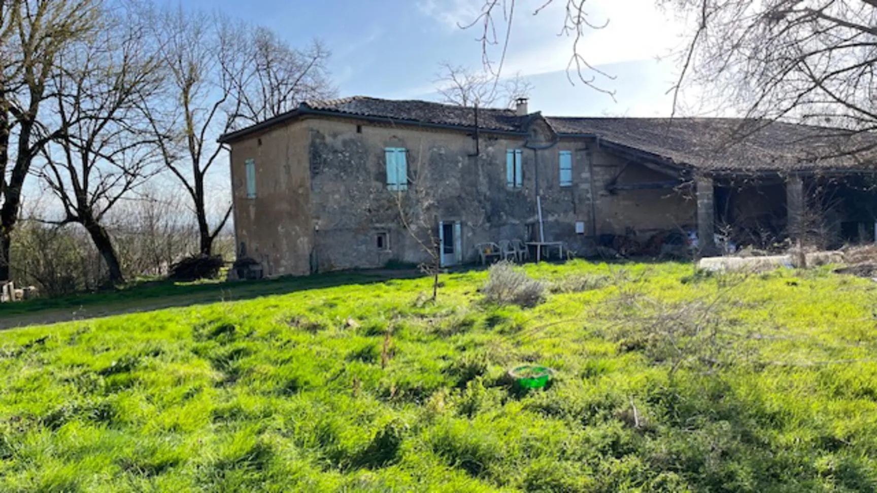 Ferme à rénover avec dépendances et grand espace en pleine campagne près de Réalmont 