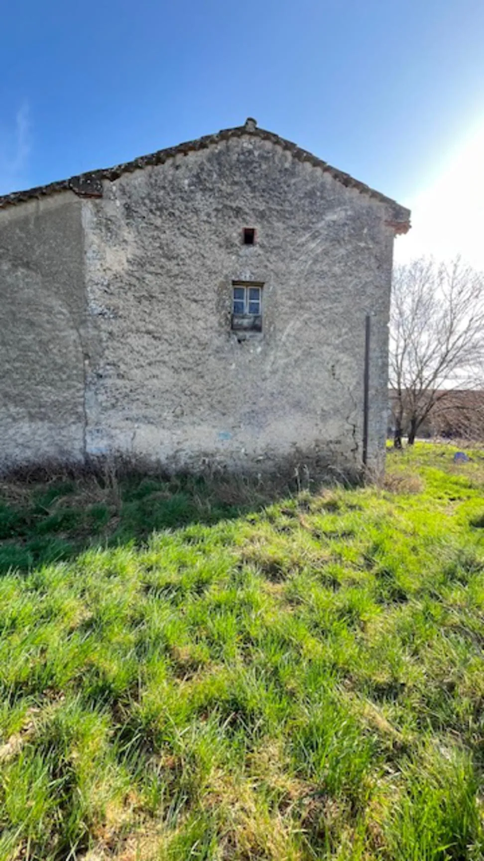 Ferme à rénover avec dépendances et grand espace en pleine campagne près de Réalmont 