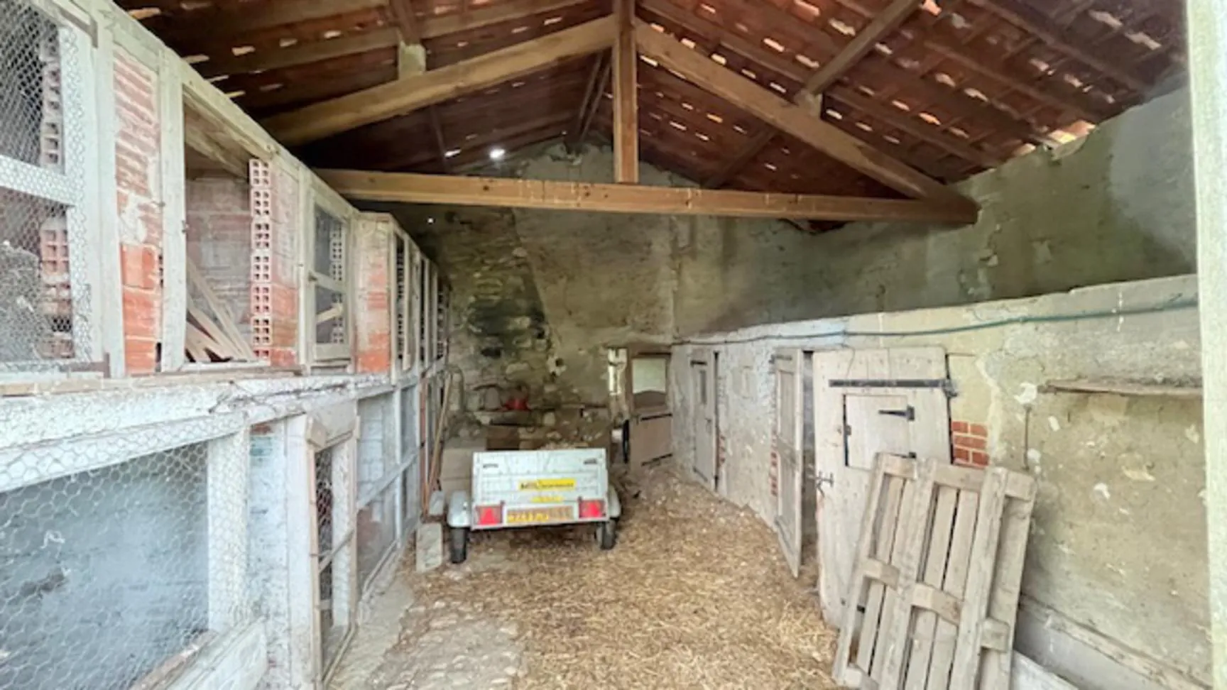 Ferme à rénover avec dépendances et grand espace en pleine campagne près de Réalmont 